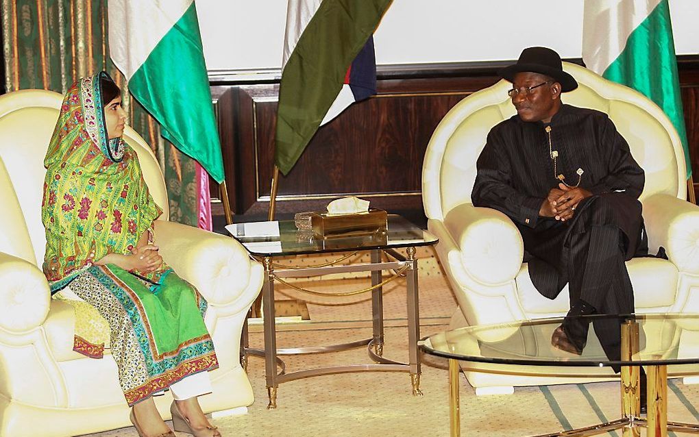 De Nigeriaanse president Goodluck Jonathan spreekt maandag activiste Malala. Foto EPA