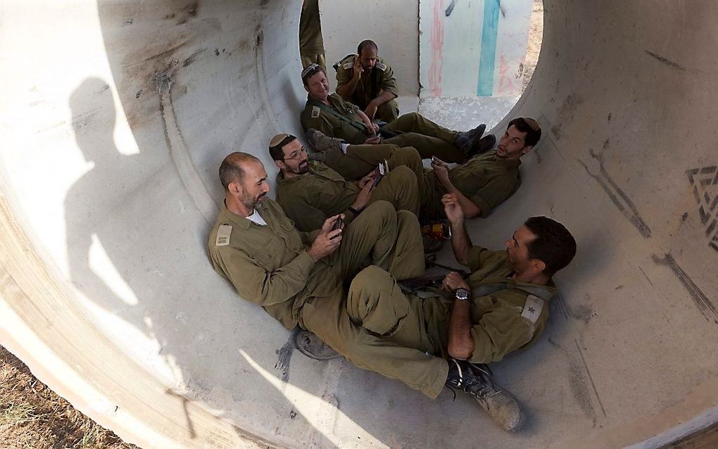 GAZA-STAD. Israëlische militairen zoeken dekking in een rioolbuis tijdens een luchtalarm in de buurt van de Gazastrook. beeld EPA