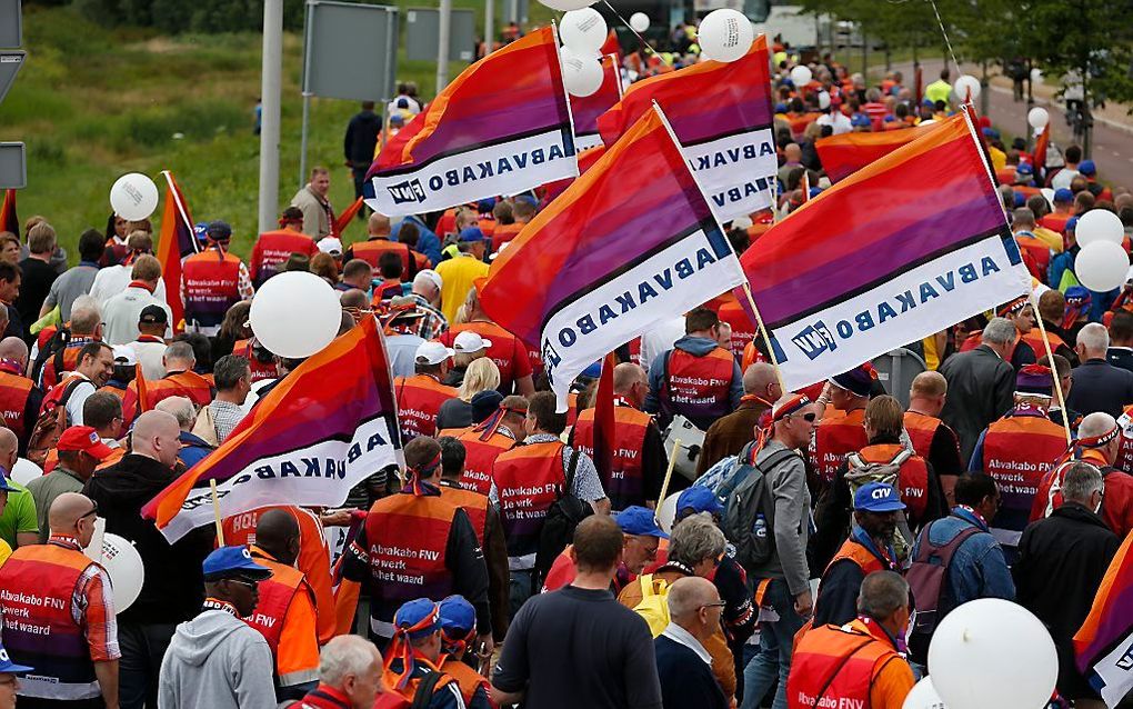 Gemeenteambtenaren voeren actie op de dag van het congres van de Vereniging Nederlandse Gemeenten (VNG). Foto ANP