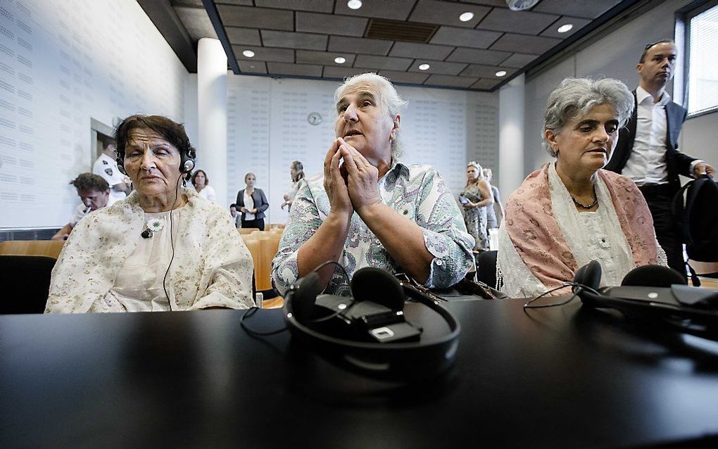 De moeders van Srebrenica, nabestaanden van de omgekomen mannen, in de rechtbank voor aanvang van de uitspraak. beeld ANP