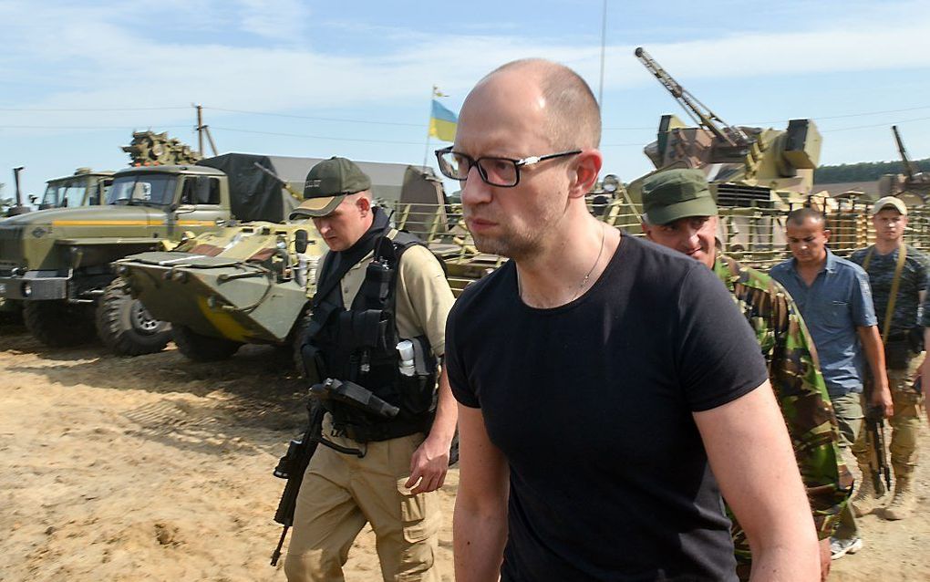 De Oekraïense premier Jatsenjoek bezocht woensdag de troepen in de oostelijke regio Charkov. beeld AFP