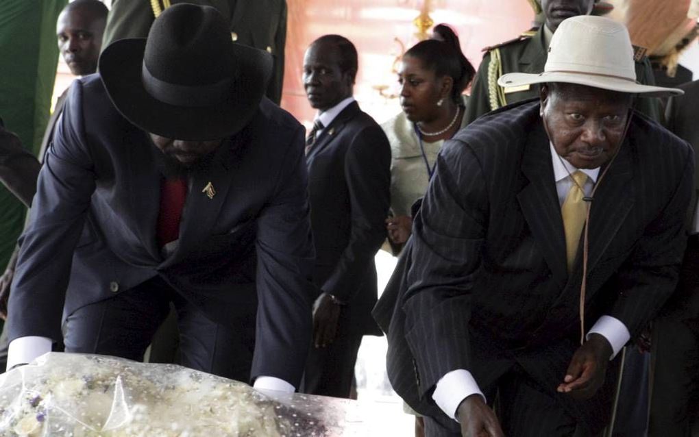 De Zuid-Sudanese president Salva Kiir (L) tijdens de derde 'verjaardag' van de onafhankelijkheid, op 9 juli. Beeld EPA