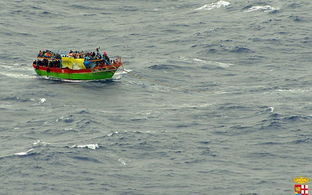 Afrikaanse vluchtelingen in een bootje voor de kust van Sicilie. Foto AFP