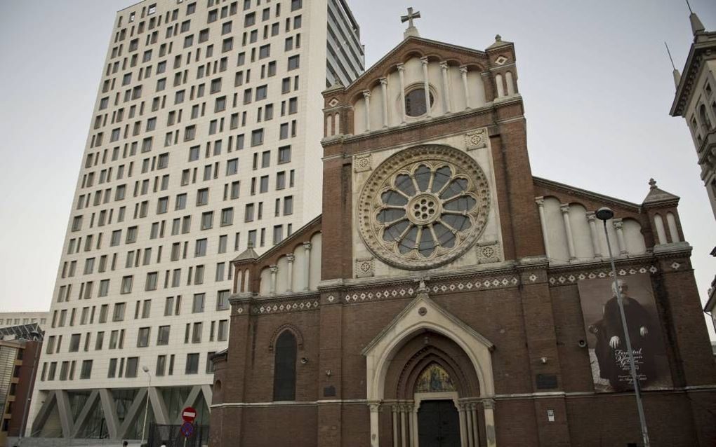 De Sint-Jozefkathedraal in Boekarest, met daarnaast het moderne Millennium Center. beeld AFP