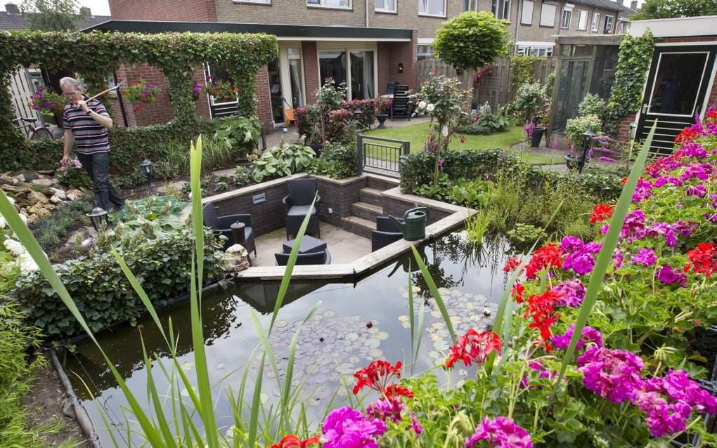 Peter Kok in zijn tuin in Ermelo. Foto: Anton Dommerholt