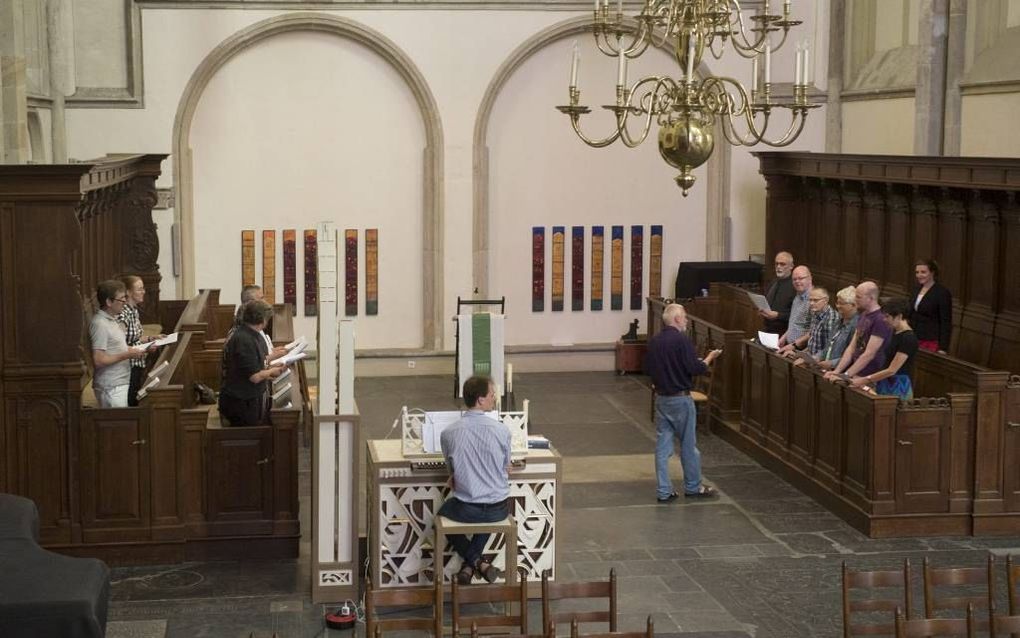 De groep cursisten van de summerschool rond het nieuwe Liedboek was donderdagmiddag in de Utrechtse Domkerk te gast. Domcantor Remco de Graas liet hen ervaren hoe het is om in een kathedrale ruimte te zingen. Organist Sebastiaan ’t Hart zorgde voor de beg