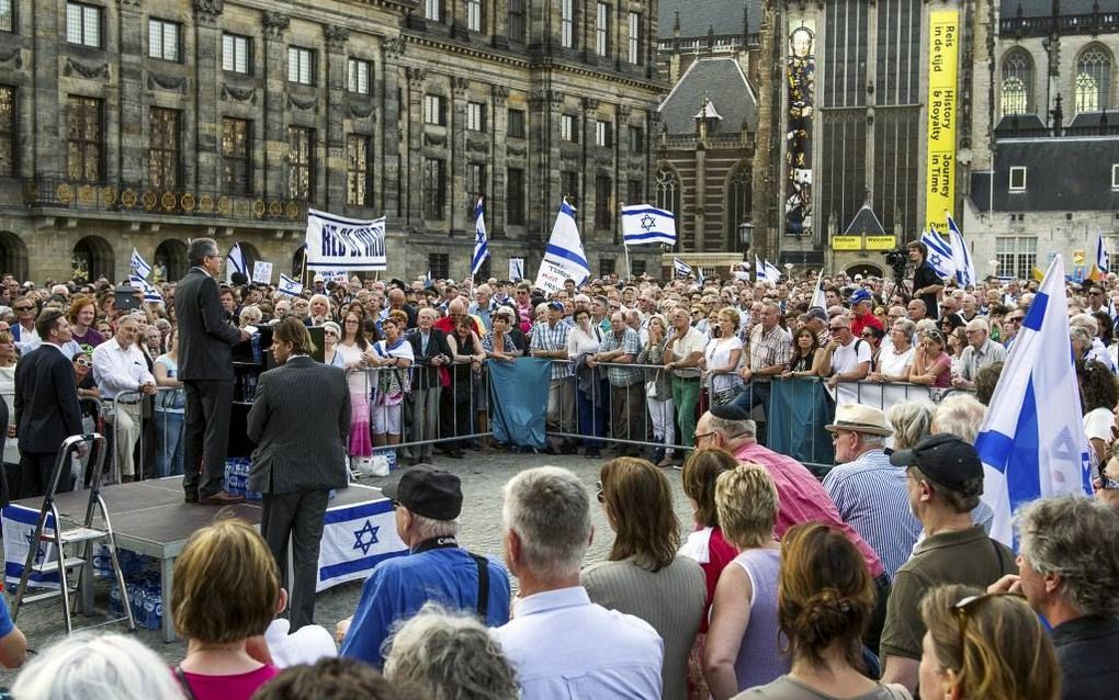 De Israëlische ambassadeur Haim Divon aan het woord tijdens de solidariteitsbetuiging voor Israël, donderdagavond op de Dam. Beeld Kees Boelhouwer