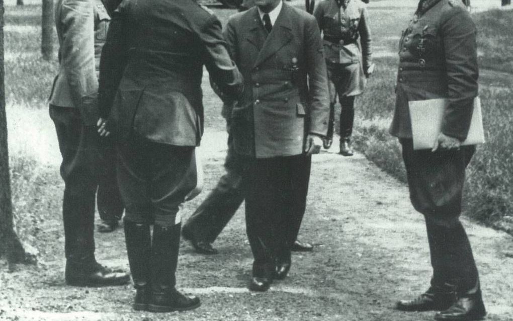 Claus Schenk graaf von Stauffenberg (l.) leek op 15 juli 1944 nog in alles op de stijve dienaar van de Führer. Achteraf bleek dat hij al op deze dag met een bom in zijn tas liep om Hitler te doden. Hij pleegde de aanslag vijf dagen later, op 20 juli 1944.