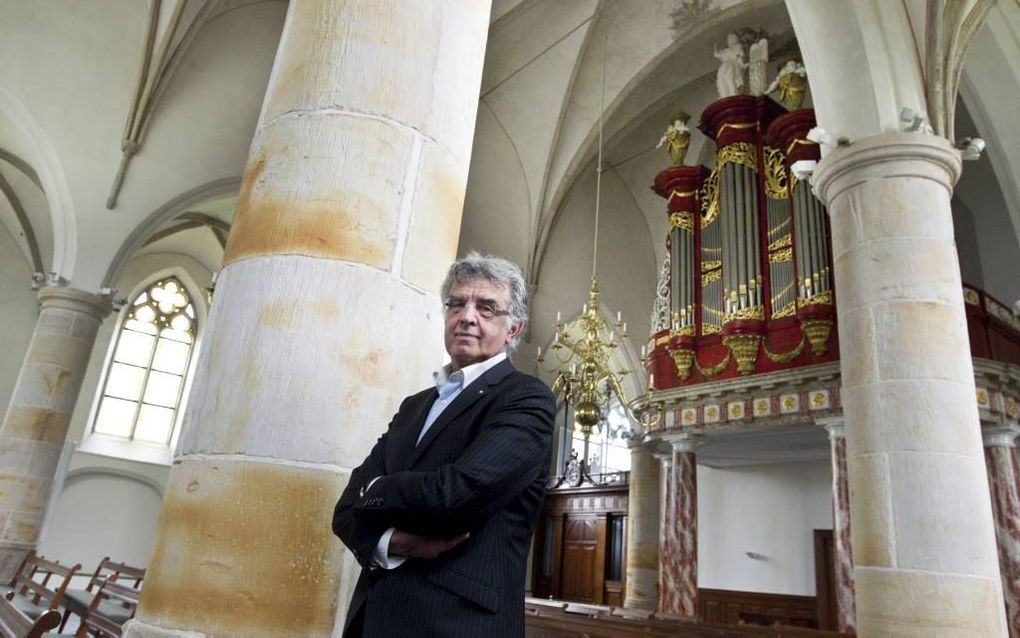 Dr. Henk Vreekamp in de Grote Kerk van zijn woonplaats Epe met op de achtergrond het Meereorgel. „Het is wat: toetsen in te drukken en in het openbaar geluid voort te brengen.” Beeld RD, Anton Dommerholt