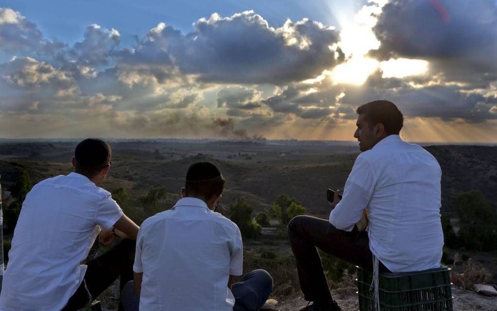 Israëliërs kijken naar bombardementen op Gaza en het afschieten van Palestijnse raketten op Israël. Een toename van het geweld leidt steevast tot meer antisemitisme in Europa. beeld EPA