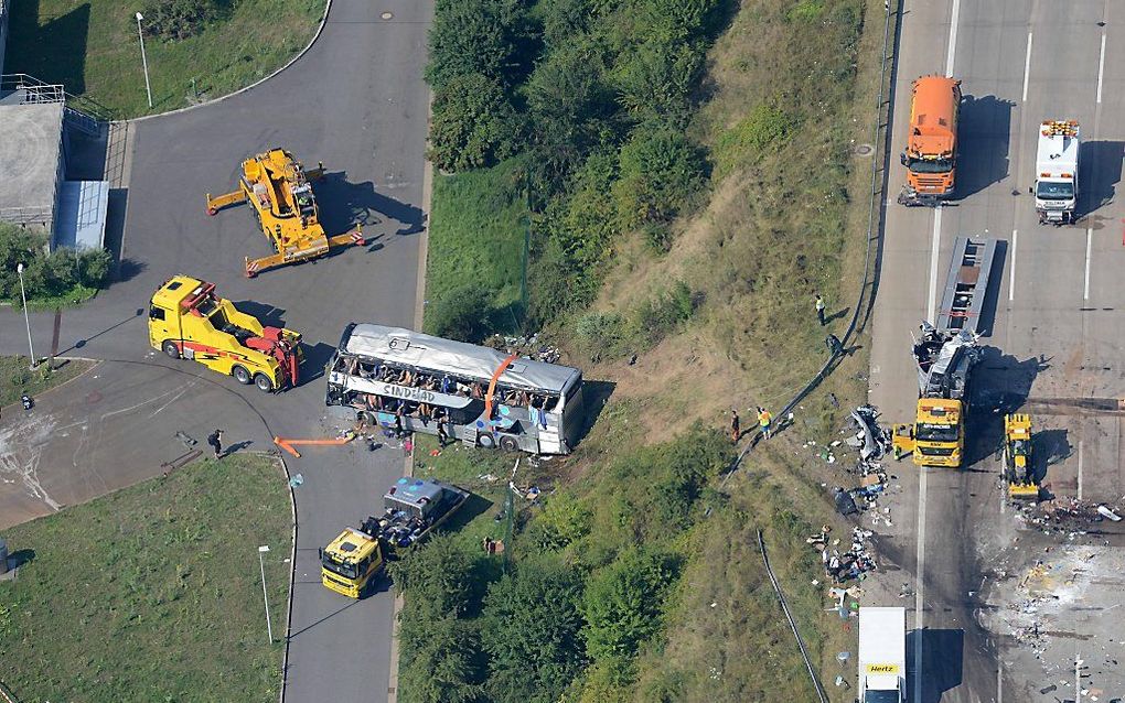 Volgens een verslaggever ter plaatse botste een bus met Poolse toeristen bij Dresden achterop een bus met reizigers uit Oekraïne. beeld EPA