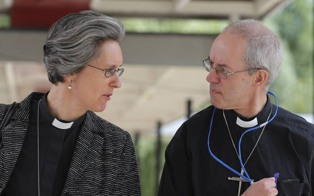 De aartsbisschop van Canterbury, Justin Welby (r.), in gesprek met zijn ”chaplain" Jo Wells (L) tijdens de generale synode van de Church of England in York, afgelopen maandag (14 juli 2014). Beeld AFP