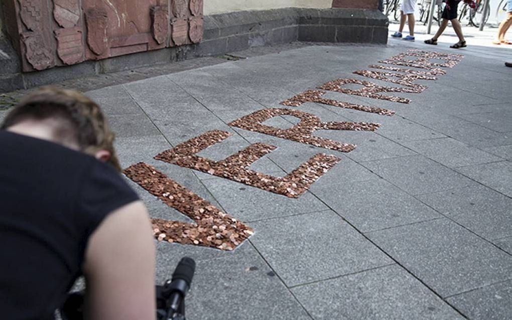 Het kunstwerk ”Vertrouwen" in Frankfurt - toen het er nog lag, tenminste. Beeld Ralf Kopp