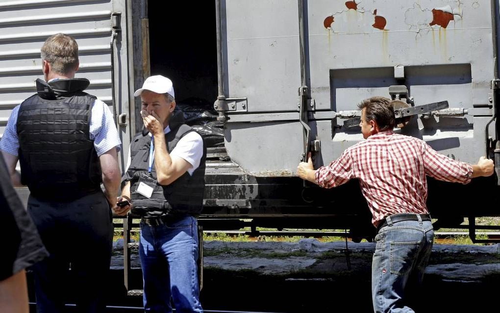 Inspecteurs van de Organisatie voor Veiligheid en Samenwerking in Europa (OVSE) zijn vanmorgen gearriveerd op de rampplek bij de Oekraïnse plaats Torez. In gekoelde wagons bevinden zich daar de slachtoffers van de neergeschoten Boeing 777 van Malaysia Air