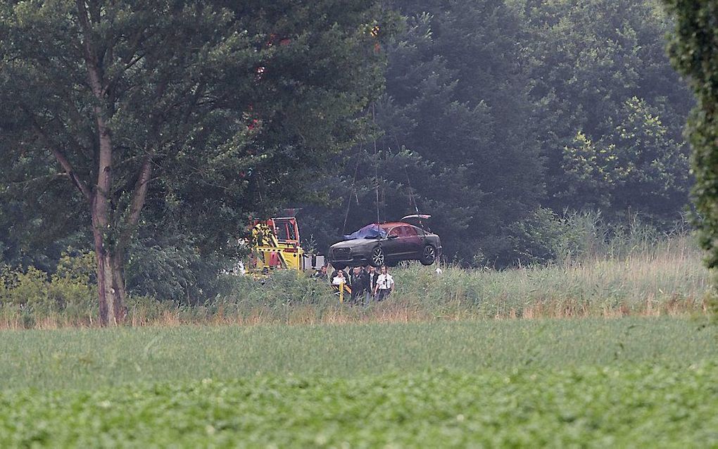 De de auto van de vermiste Hendri de Vries uit Harderwijk wordt uit het water van de Hoge Vaart bij Zeewolde getakeld. In het voertuig werd een lichaam gevonden. beeld ANP