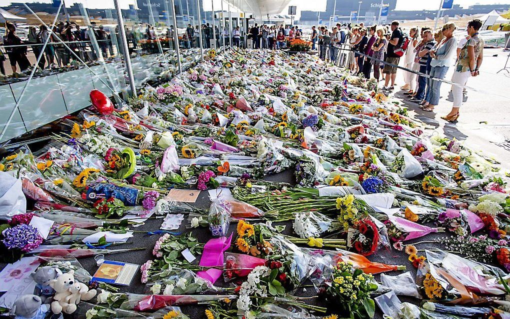 De bloemenzee bij vertrekhal 3 op Schiphol. beeld EPA