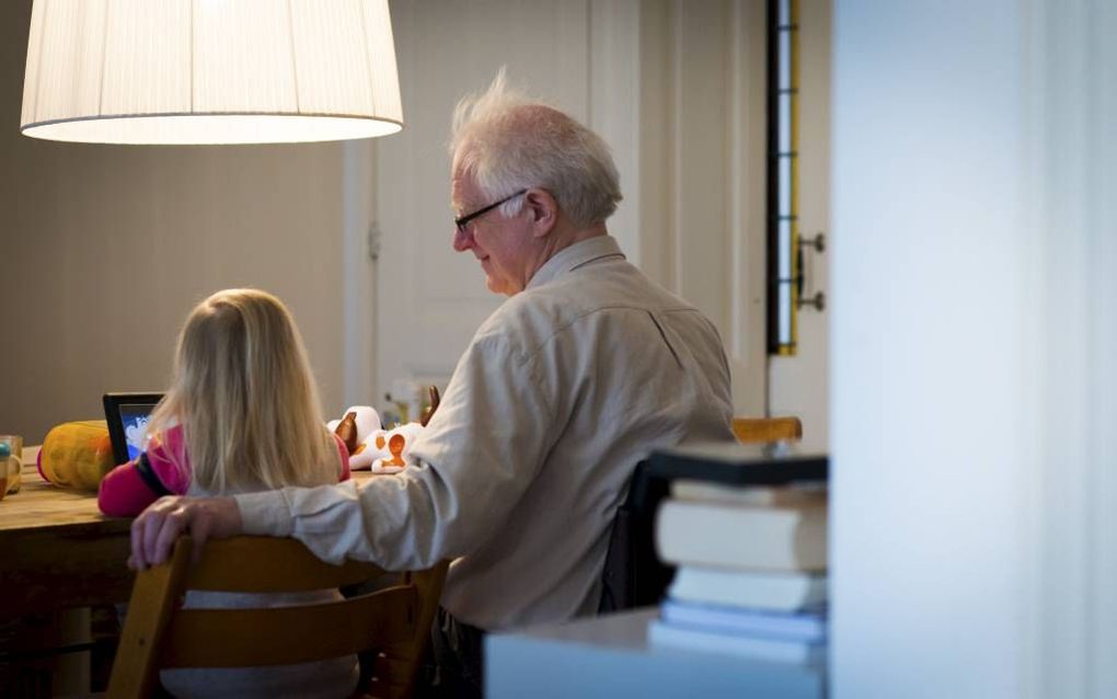 Senioren zelf geven aan dat sociale contacten bijdragen aan hun gevoel van welbevinden. Foto ANP