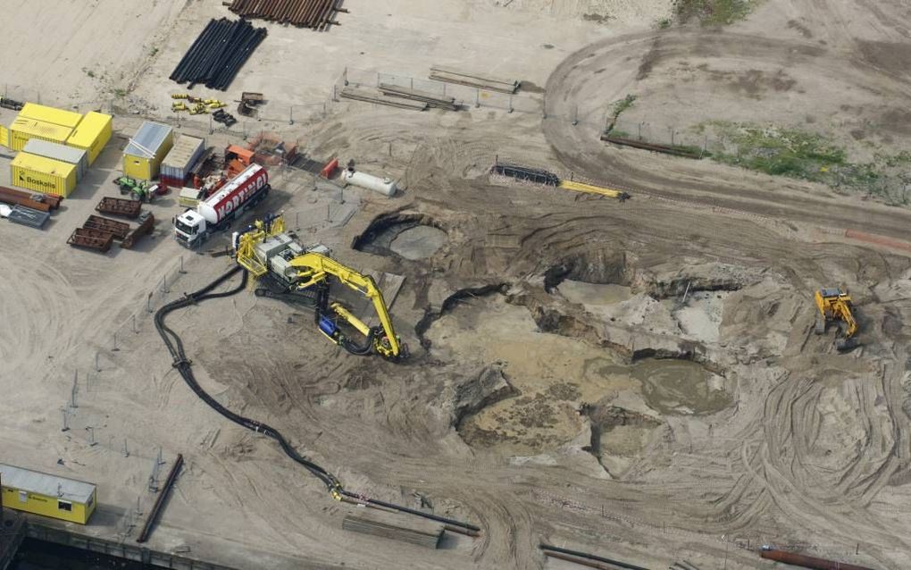 HARDERWIJK. In Harderwijk zet Boskalis een uniek instrument in om Harderwijk van ernstige bodemvervuiling af te helpen. Met een enorme stofzuiger wordt schone grond uit de diepte opgezogen en bovenop een met asbest vervuilde grondlaag in het oude havengeb