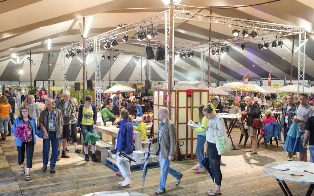 De tent Dorpsplein afgelopen maandag op de New Wineconferentie in Biddinghuizen. beeld Niek Stam