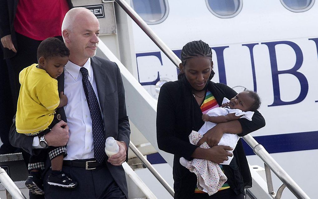 De Sudanese Meriam Ibrahim, die ter dood werd veroordeeld omdat zij haar christelijk geloof niet wilde afzweren, komt met haar twee kinderen aan in Rome. beeld AFP