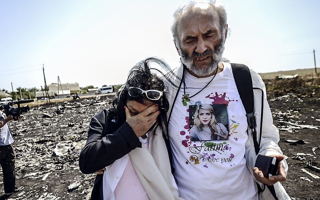 De Australische ouders van slachtoffer Fatima Dyczynski zaterdag op de rampplek in Oekraïne. beeld AFP