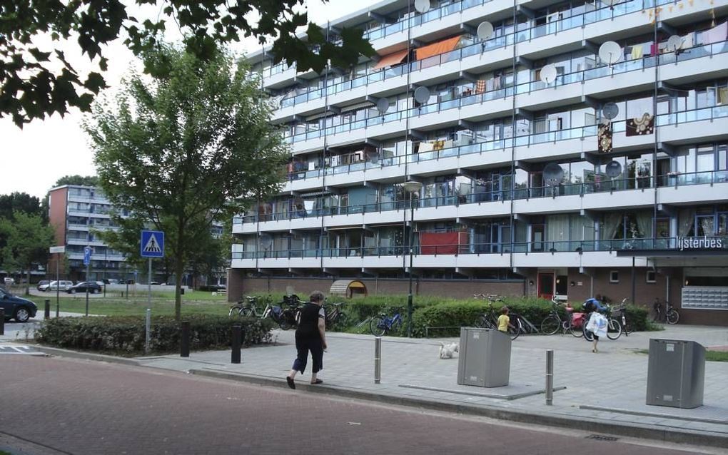 Bewonersadviseur Frits Veltink van ggz-organisatie Kwintes runt zijn bezigheden in de Veenendaalse aandachtswijk Engelenburg-Noord vanuit een projectkantoor in de Lijsterbesflat. Hij heeft inmiddels paraat hoe de lijntjes tussen de bewoners van het flatge