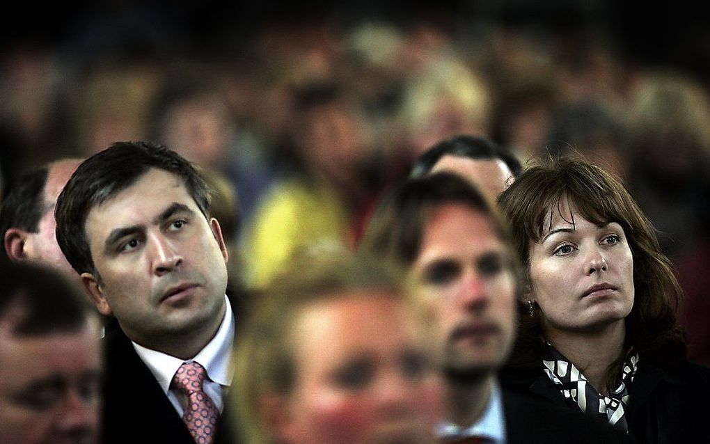 Saakasjvili (L) en zijn Nederlandse vrouw Sandra Roelofs in 2005. beeld ANP