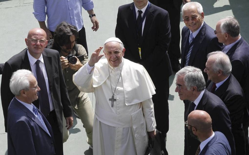 Paus Franciscus arriveerde maandag met de helicopter in de Zuid-Italiaanse stad Caserta. Hij had hier een ontmoeting met een oude vriend, de 70-jarige pinkstervoorganger Giovanni Traettino (niet op de foto). Beeld EPA