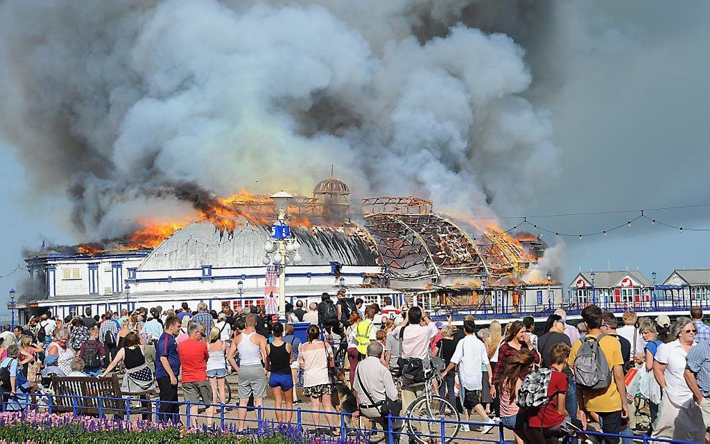 Voor de derde keer in ruim 10 jaar heeft woensdag brand gewoed op de historische Britse Eastbourne pier. De pier liep zware schade op, er raakte nietmand gewond. beeld EPA