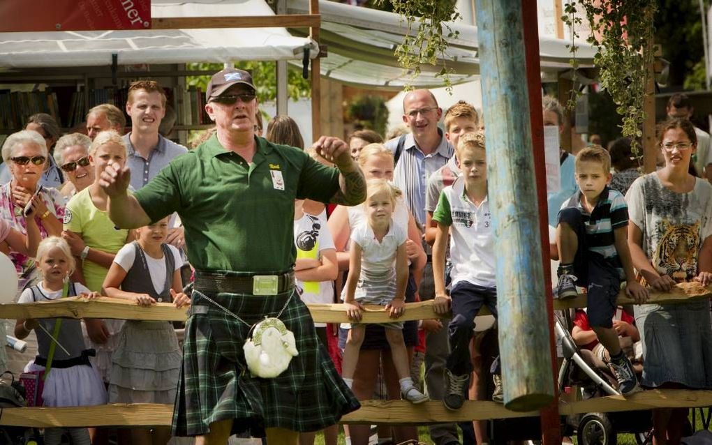 Paalwerpen op de beurs Naar Buiten, als onderdeel van de Highland Games. Foto RD, Henk Visscher