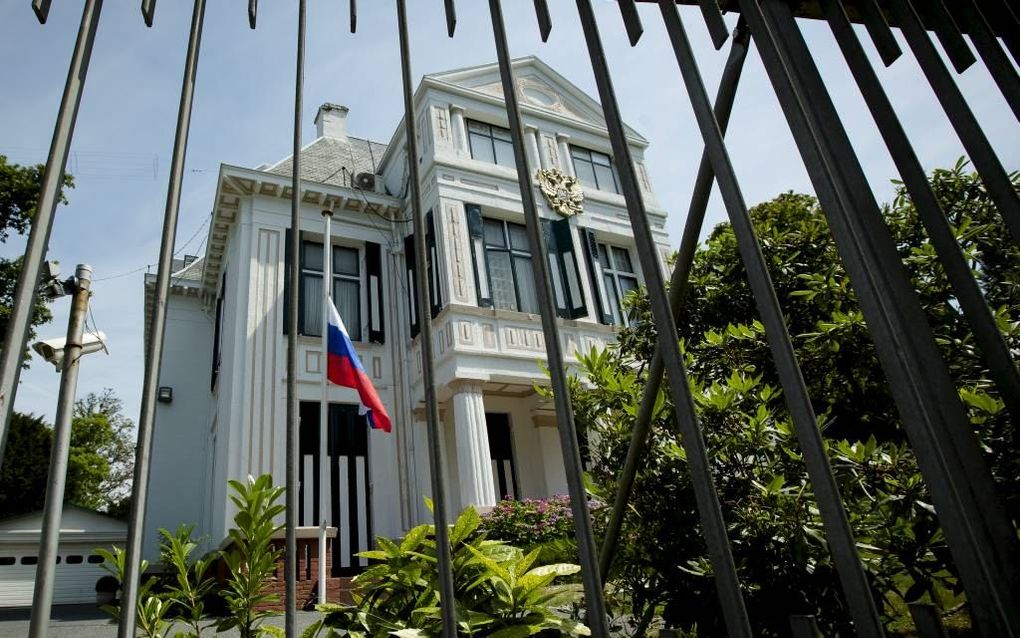 De vlag halfstok bij de Russische ambassade in Den Haag. beeld ANP