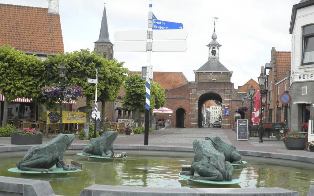 AARDENBURG. De klok van de middeleeuwse Kaaipoort in Aardenburg is één van de klokken die niet meer slaan tussen 11 uur ’s avonds en 7 uur in de ochtend.  beeld Gemeente Sluis