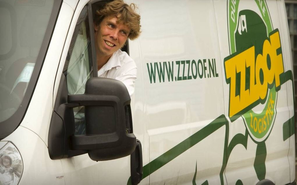 Alex Veen in een van de auto's van zijn koeriersbedrijf Zzzoof. beeld RD, Henk Visscher