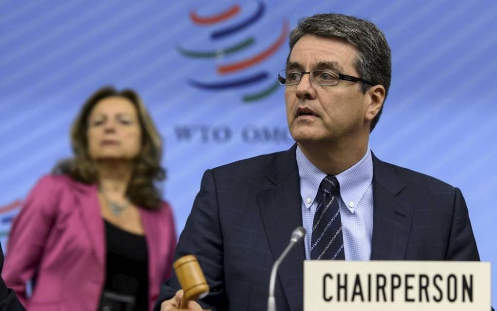 Topman Roberto Azevedo (r.) van de WTO. beeld AFP