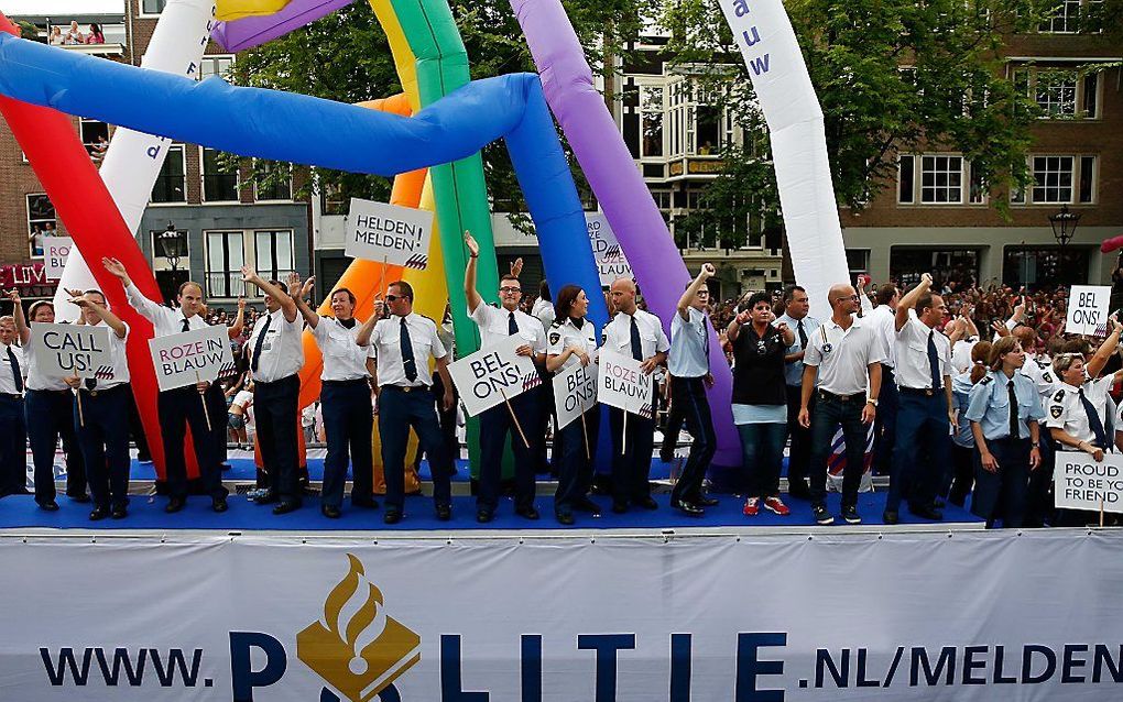 Een boot met politieagenten vaart door de Prinsengracht in Amsterdam tijdens de Gay Pride. beeld ANP