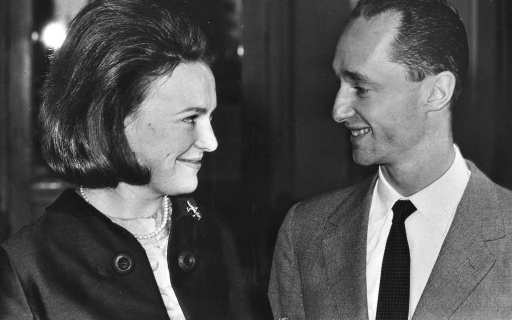 SOESTDIJK. Prinses Irene en prins Carlos Hugo in 1964 bij de aankondiging van hun verloving in Paleis Soestdijk. beeld ANP