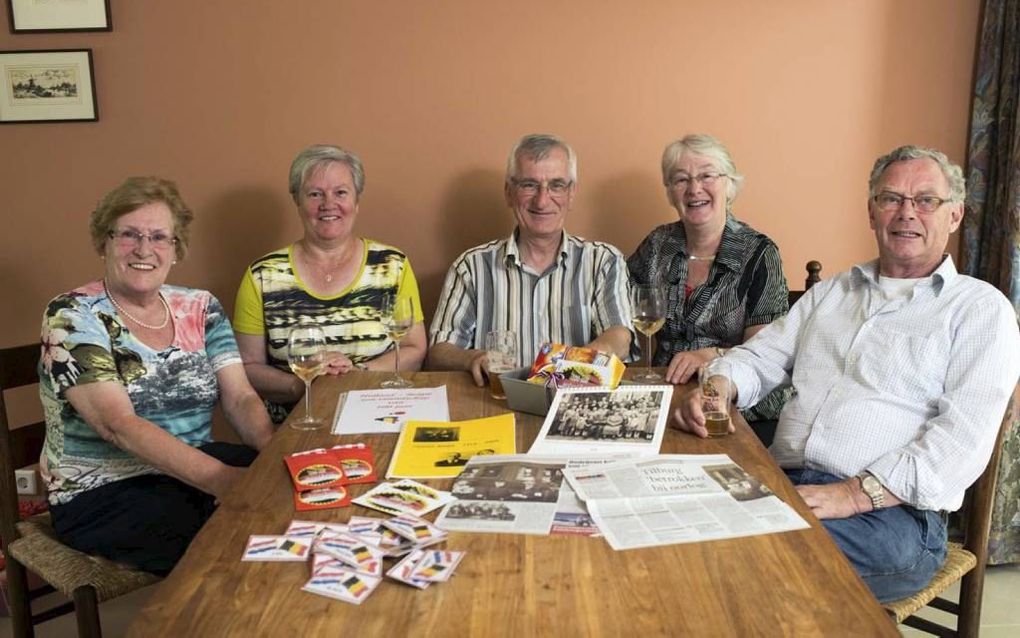 TILBURG. De familie Van Erve uit Tilburg viert komende maand dat ze honderd jaar bevriend is met de Belgische familie Van den Broek. „ We hebben ook de burgemeester voor het feest uitgenodigd.” Op de foto de groep die de reünie voor die dag organiseert. V