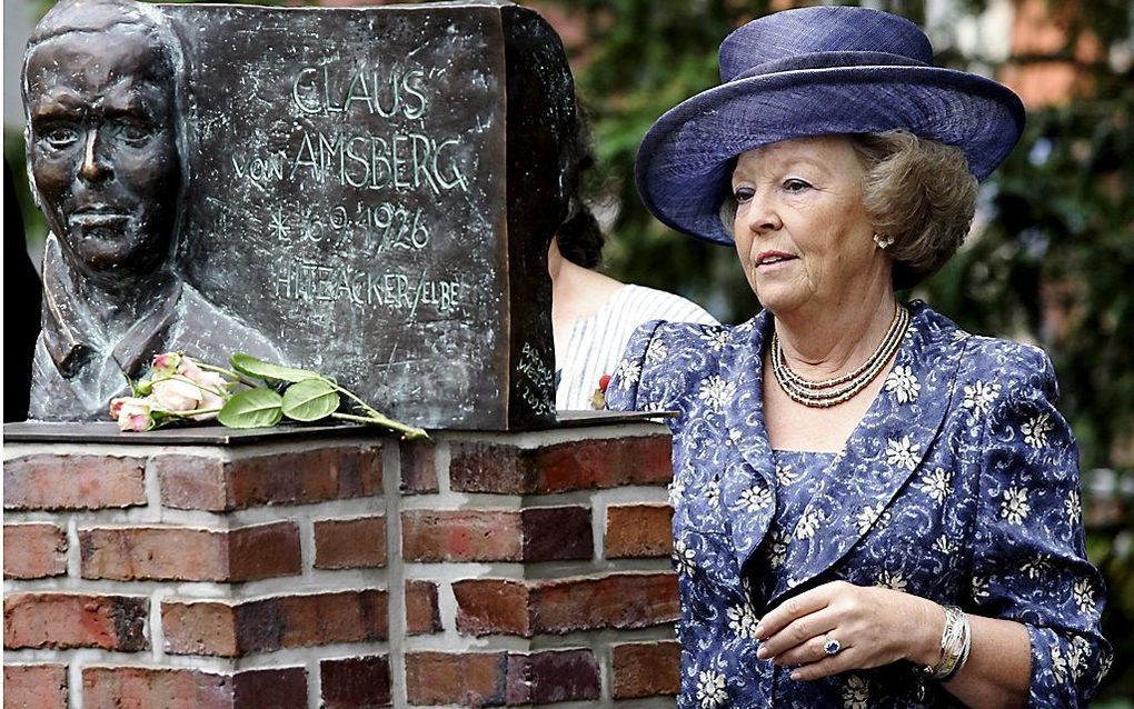 Koningin Beatrix onthulde in 2005  in het Duitse Hitzacker een bronzen borstbeeld van haar man, prins Claus. Claus von Ambserg werd in 1926 in de gemeente Hitzacker, geboren. beeld ANP