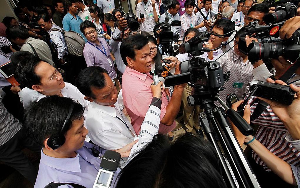 Een ex-gevangene van de Rode Khmer staat na het vonnis de pers te woord. Foto EPA