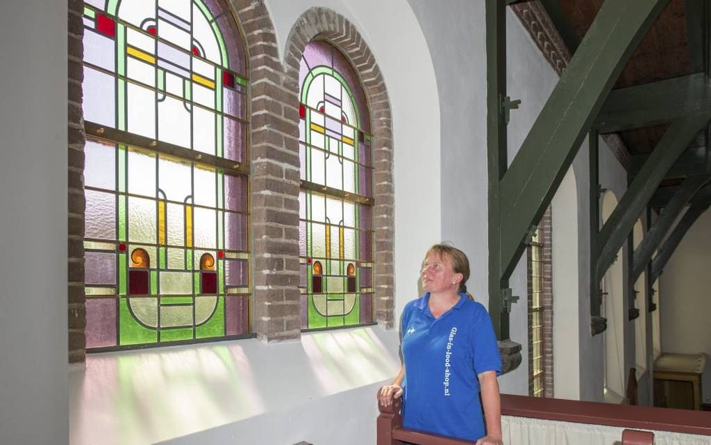 Glasatelier Zierikzee heeft de glas-in-loodramen van de protestantse kerk in Kerkwerve gerestaureerd. beeld Wim van Vossen