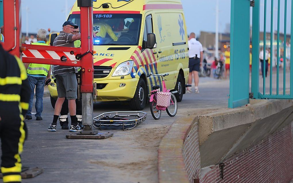 De fiets van een zesjarig meisje staat voor een ambulance op het Noordelijk Havenhoofd van Scheveningen. Het meisje is met haar fiets naar beneden gevallen. Zij kwam na een val van zo'n 7 meter op betonnen rotsblokken terecht. beeld ANP