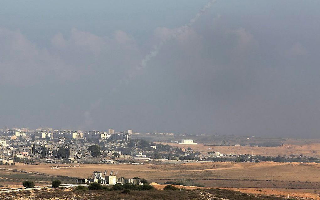 Een raket wordt vrijdagochtend vanuit de Gazastrook afgevuurd op het zuiden van Israël. beeld EPA