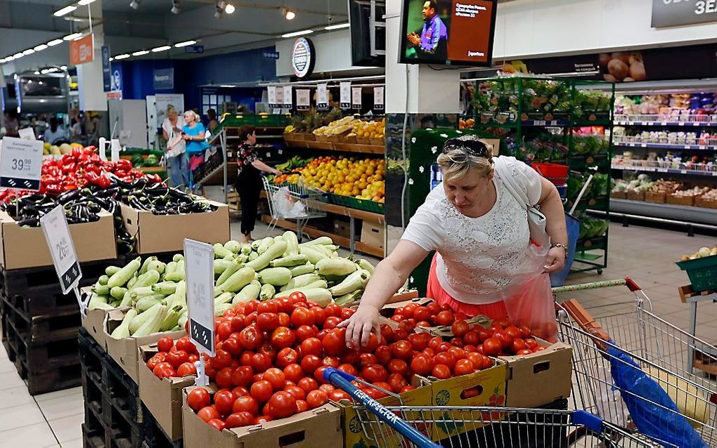 MOSKOU. Een vrouw koopt tomaten in een supermarkt  in de Russische hoofdstad Moskou. beeld EPA