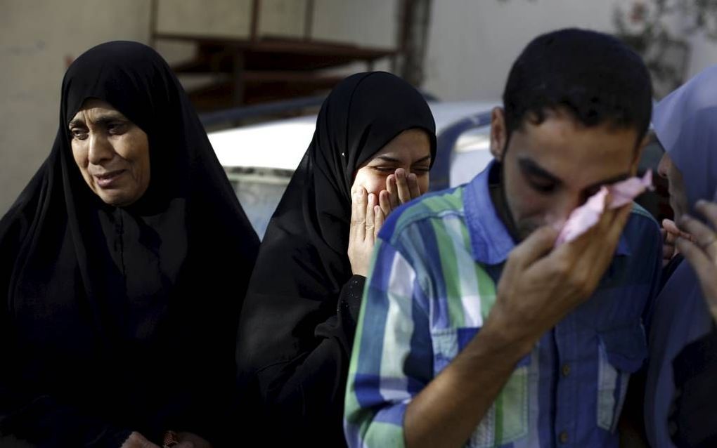 Nabestaanden rouwen om de dood van negen familieleden die maandag omkwamen door een Israëlische luchtaanval in de Gazastrook. beeld AFP