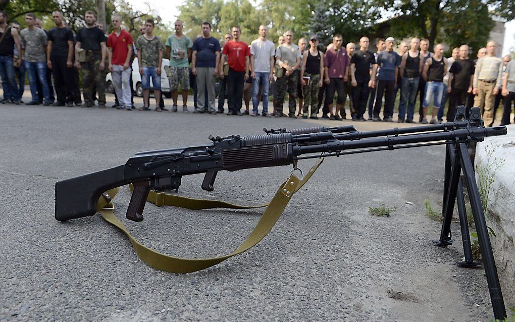 Militanten in Donetsk krijgen instructie over het gebruik van een machinegeweer. beeld AFP