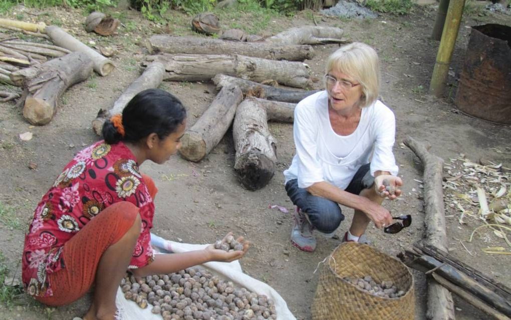 Elisabeth Riphagen in gesprek met Anti in het Indonesische dorp Boawae. beeld fam Riphagen