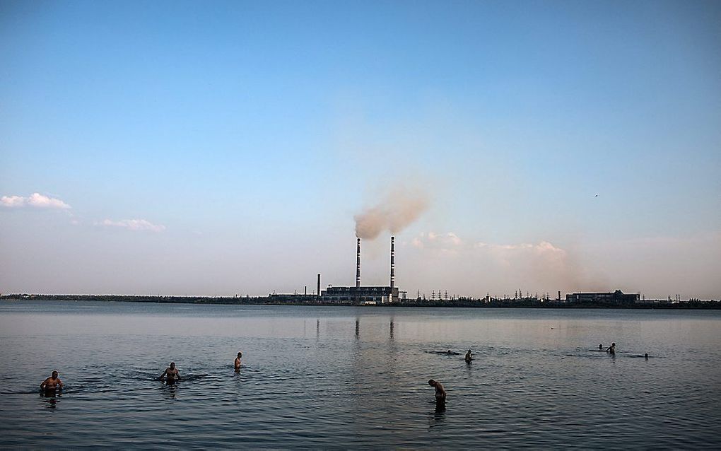 Oekraïense militairen zwemmen in een rivier bij Donetsk. beeld EPA