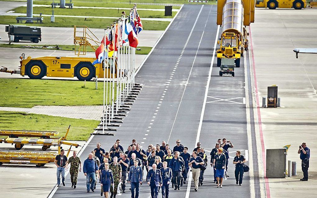 De derde vlucht met terugkerende missieleden die afgelopen dagen actief waren in het rampgebied van MH17 in het oosten van Oekraine worden na aankomst op vliegbasis Eindhoven welkom geheten. beeld ANP