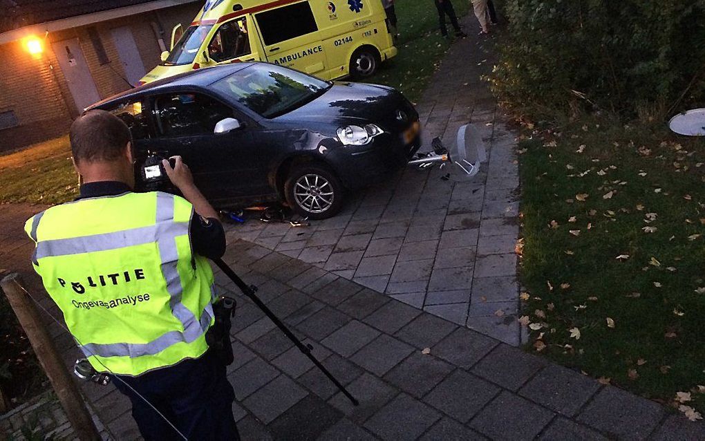 SINT NICOLAASGA. De politie deed zondagavond onderzoek op de plek waar een vrouw met haar auto die avond twee jongens van 14 aanreed. Dat deed ze vermoedelijk expres. beeld ANP