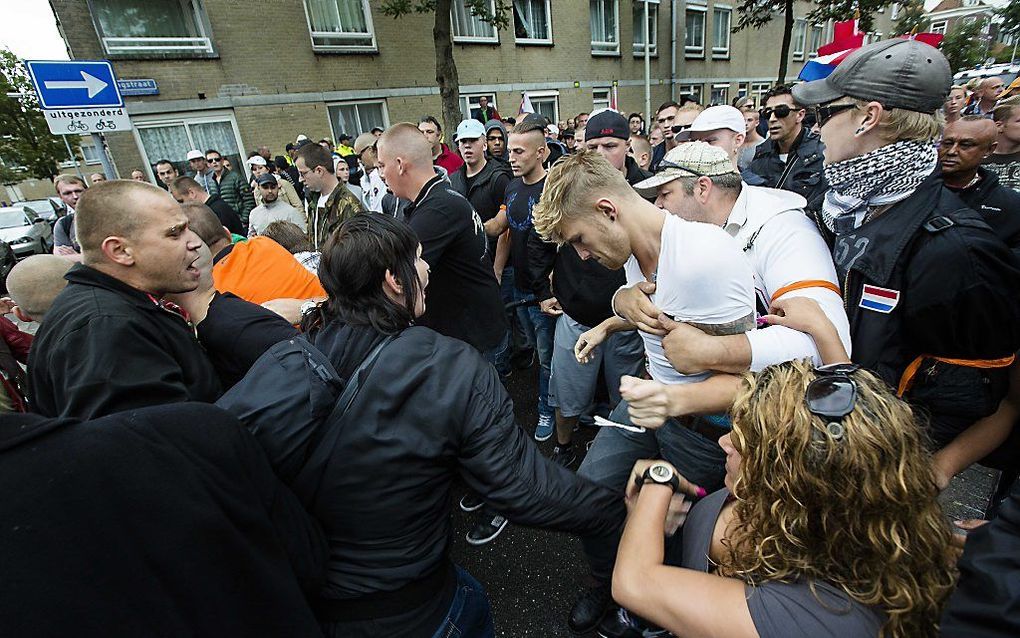 Demonstranten pakken een Israelische vlag af van oud-PVV raadslid Paul ter Linden (M) tijdens de 'Mars van de vrijheid' tegen moslimradicalen en anti-semitisme in de Haagse wijken Schilderswijk en Transvaal. Foto ANP